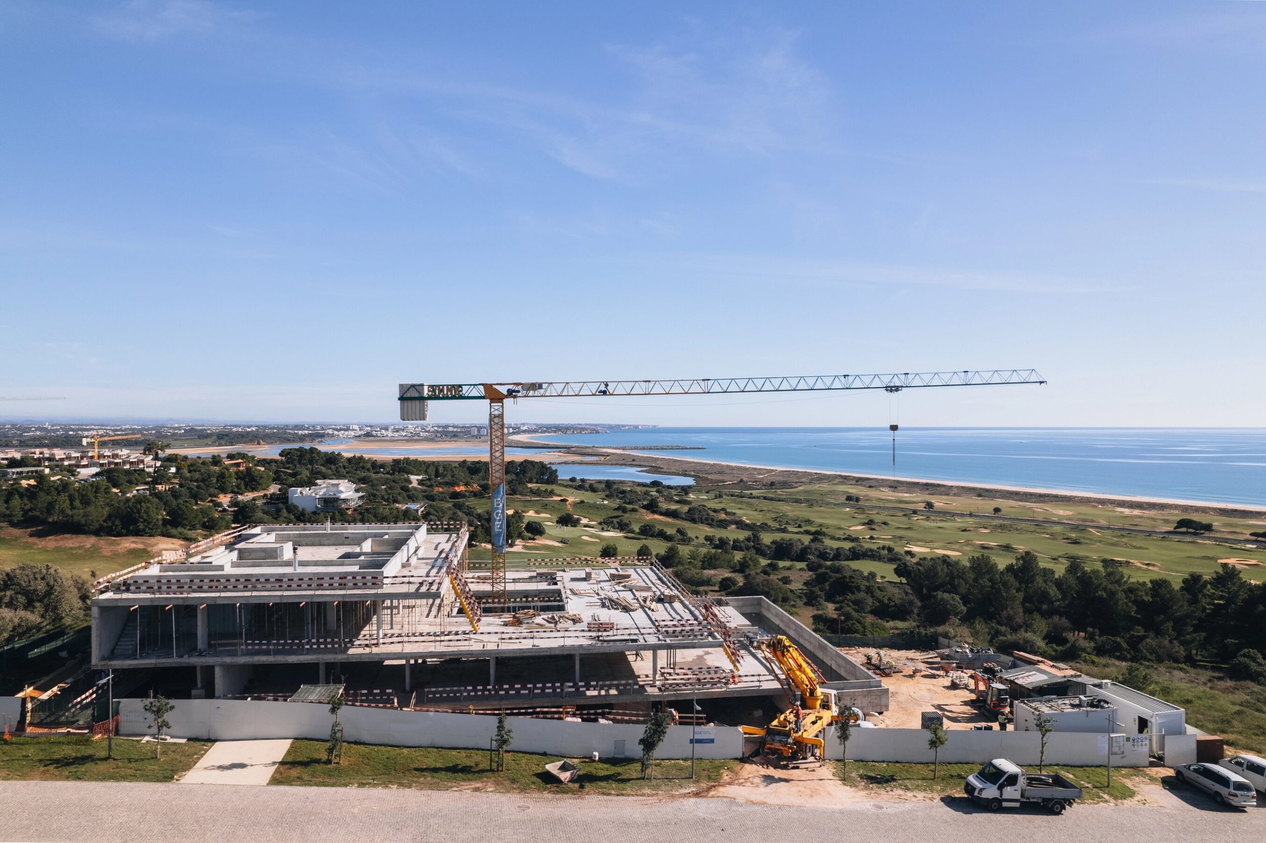 Comparison of Lagos apartment and villa markets in the Algarve for buyers in 2026.